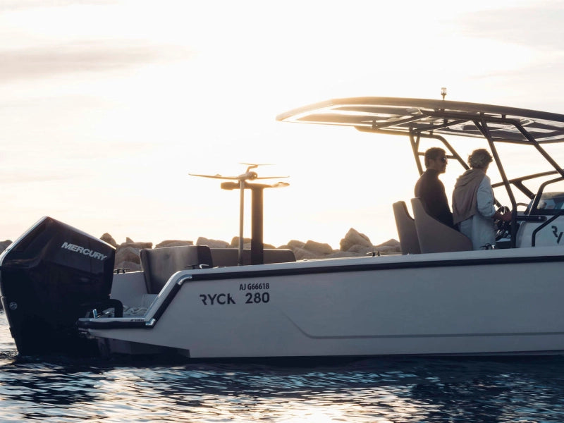 Fliteboard session launched directly from a boat